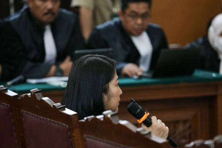 Putri Candrawathi menjadi saksi kasus pembunuhan berencana Brigadir J dengan terdakwa Richard Eliezer, Ricky Rizal, dan Kuat Ma'ruf di Pengadilan Negeri Jakarta Selatan, Senin (12/12/2022).