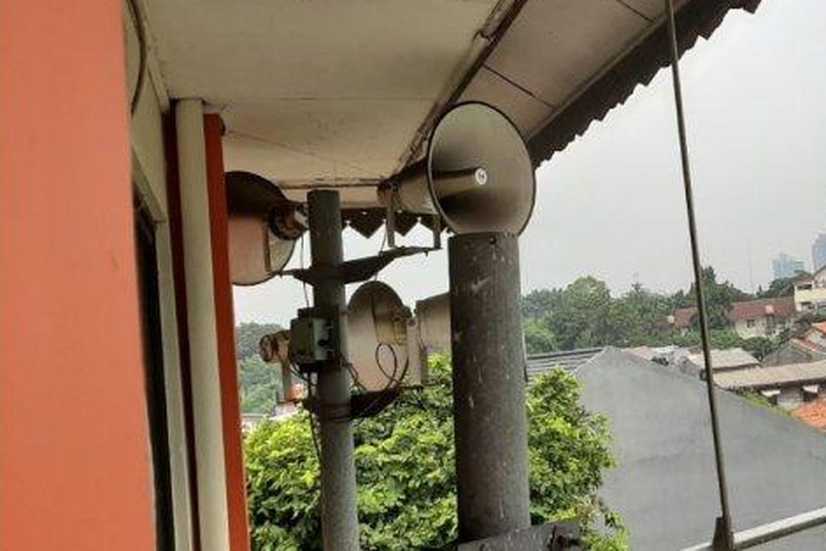 Pengeras suara alat peringatan dini bencana di Kantor Kelurahan Petogogan, Kebayoran Baru, Jakarta Selatan, Senin (20/1/2020). 
