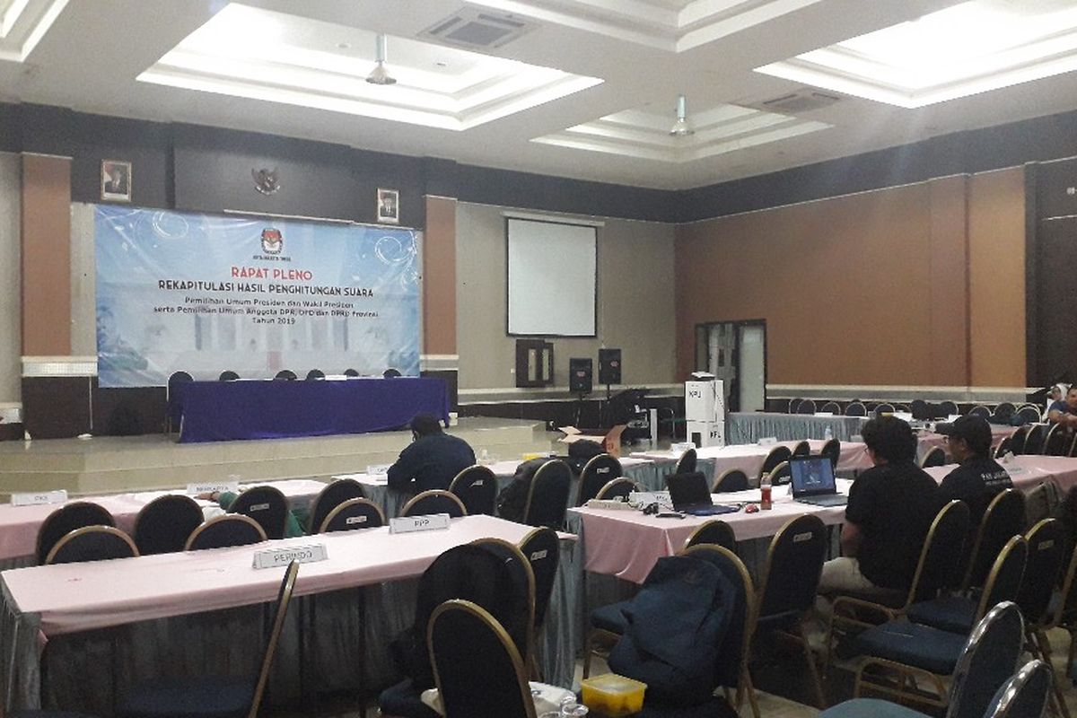 Suasana di lokasi relapitulasi Pemilu 2019 Jakarta Timur di Gedung KNPI terpantau sepi karena rapat diskors, Rabyu (15/5/2019).