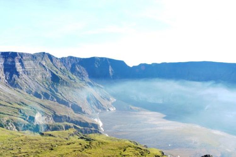 Pesona keindahan kawah Gunung Tambora di Nusa Tenggara Barat.