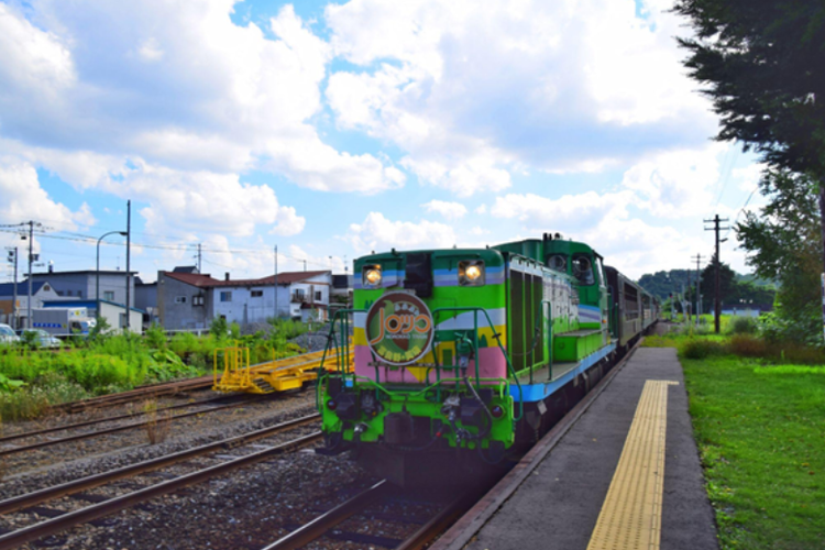 Kereta Norokko sengaja memperlambat lajunya di titik-titik panorama terbaik sepanjang Furano dan Biei. 