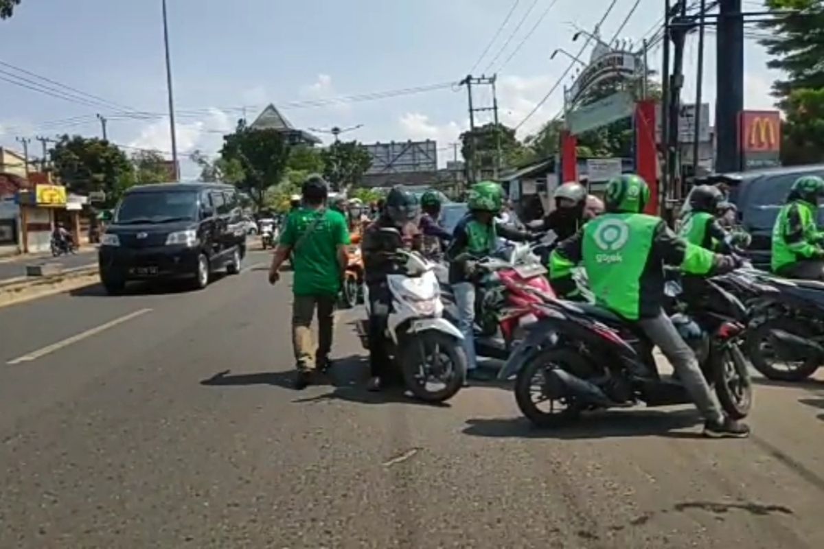 Ratusan driver ojek online menumpuk di gerai McDonald cabang Kedaton, Rabu (9/6/2021) untuk mengambil pesanan promo BTS Meal