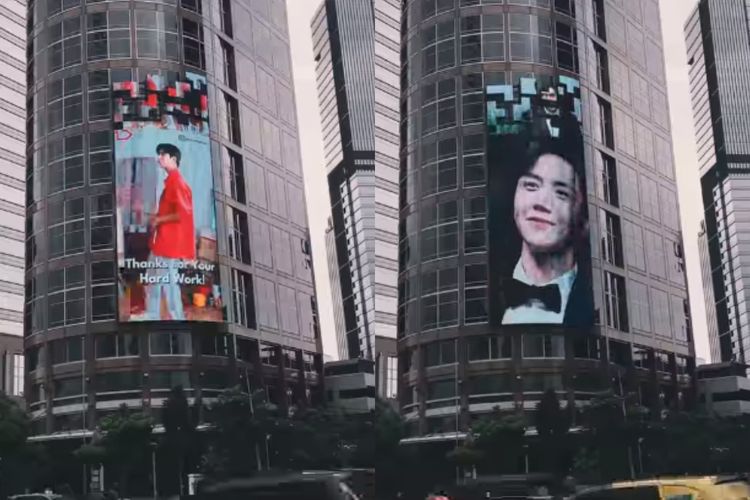 Fanbase imseonhohada memberikan apresiasi untuk Kim Seon Ho berupa iklan di videotron di gedung tinggi Jakarta.