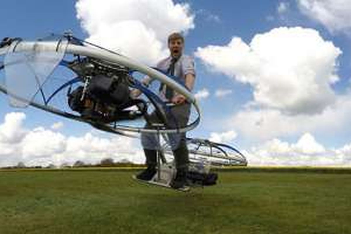 Ilmuan Colin Furze sedang menguji coba sepeda motor melayang buatannya.