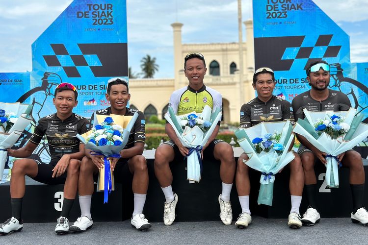 Pebalap Nusantara Pro Cycling Team yang mengikuti Tour de Siak 2023. Dari kir ke kanan, Prasetyo Nur, Aiman Rosli, Maulana Astnan, Abdul Gani, Afiq Huznie.