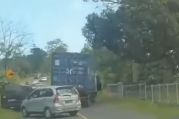 kecelakaan truk kontainer di Sidrap