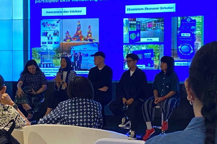 Aqua dan TMII menggelar konferensi pers terkait kerja sama menyediakan waste station untuk pengumpulan botol bekas, Kamis (27/11/2025). 