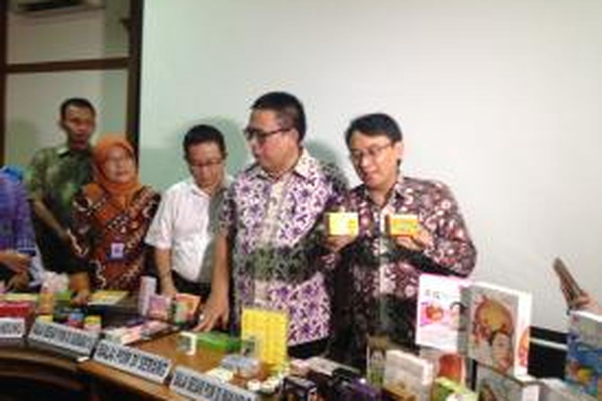 Kepala Badan Pengawas Obat Makanan (BPOM), Roy Sparringa (paling kanan) saya menjelaskan mengenai produk kosmetik berbahaya di Jakarta, (6/11).