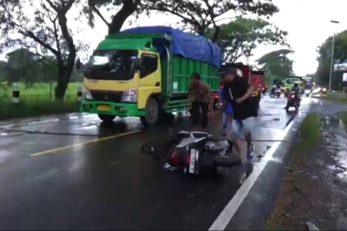 Seorang pengendara motor di Kabupaten Magetan, Jawa Timur terjatuh dari sepeda motoro yang dikendarainya karena tersangut kabel dari PLN yang menjuntai ke jalan raya. Kabel pengaman tiang listrik tersebut menjuntai ke jalan karena tiang yang berada di seberang jalan roboh tertimpa pohon yang tumbang.