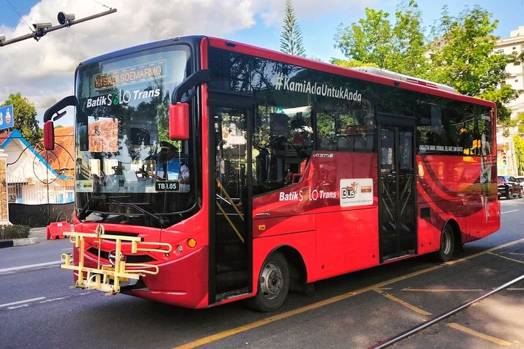 Bus Batik Solo Trans (BST) di Kota Solo, Jawa Tengah, Senin (31/10/2022).