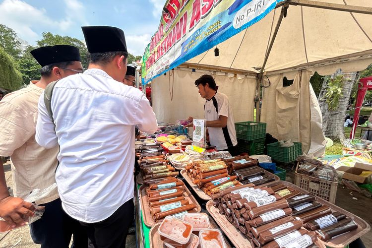 Aneka makanan khas Betawi di Lebaran Betawi 2026 di Lapangan Banteng, Jakarta Pusat, pada Sabtu (11/4/2026).