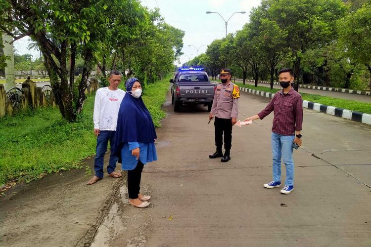 Tim identifikasi Satreskrim Polrestabes Palembang melakukan olah TKP di kawasan Dekranasda tempat pedagang sayur menjadi korban begal, hingga mengalami luka memar di wajah usai dipukul menggunakan balok kayu, Jumat (13/5/2022).