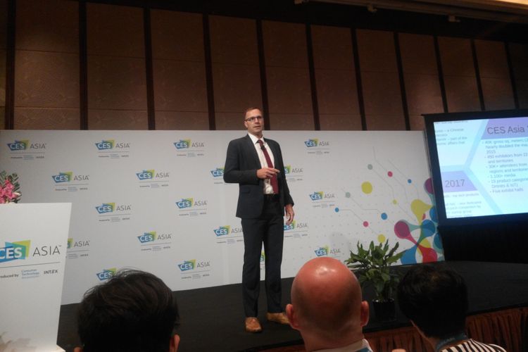 Chief Economist and Senior Director of Market Research Consumer Technology Association (CTA) Shawn DuBravac menyampaikan presentasinya di CES Asia 2017 di Shanghai, China, Rabu (7/6/2017).