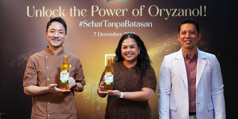 Dari kiri ke kanan: Chef Hideki Fujiwara, Nuri Rialen, Head of Marketing Sania Royale, dan dr. Yohan Samudra, Sp.GK, dalam peluncuran Sania Royale Rice Bran Oil di Jakarta (7/12/2023).