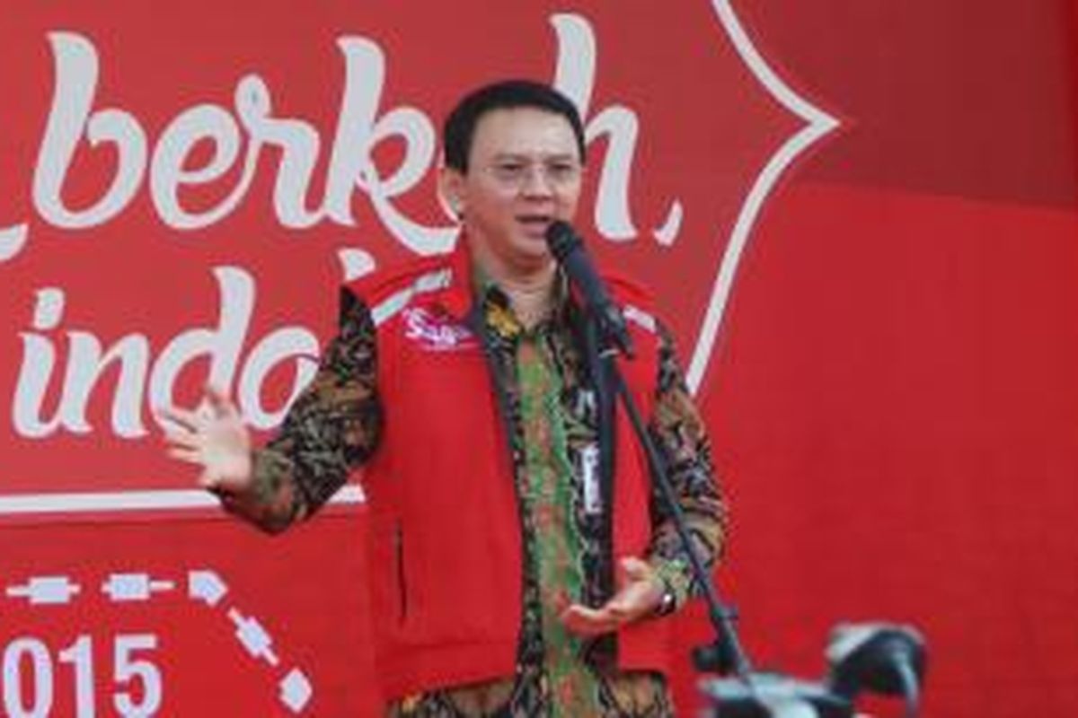 Gubernur DKI Jakarta Basuki Tjahaja Purnama melepas mudik bareng Telkomsel, di Parkir Timur Senayan, Selasa (14/7/2015). 