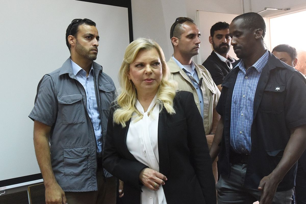 Istri Perdana Menteri Israel Benjamin Netanyahu, Sara Netanyahu (tengah) saat tiba di pengadilan Yerusalem untuk menjalani sidang kasus penipuan dan penggelapan dana publik, Minggu (16/6/2019).