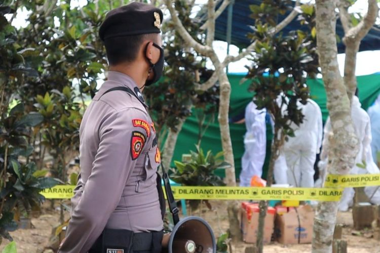 Makam SM (12) siswi kelas VI SDN 5 Karangrejo, Kecamatan Grobogan, Kabupaten Grobogan, Jawa Tengah yang diduga tewas akibat dianiaya teman-teman sebangkunya dibongkar kepolisian, Senin (17/1/2022).