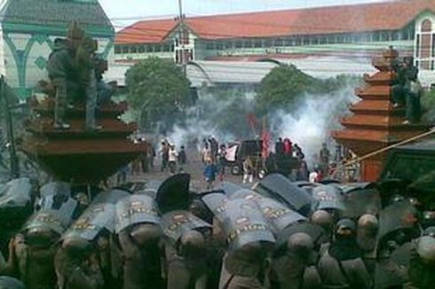 'Water Cannon' Bubarkan Aksi Mahasiswa di Surabaya