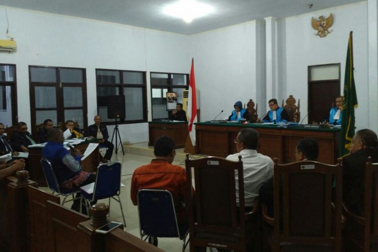 Anggota Dewan Perwakilan Rakyat Papua, Boy Markus Nawir menjadi saksi dalam persidangan keempat sengketa Pilkada Papua yang digelar di Pengadilan Tinggi Tata Usaha Negara (PT TUN) Makassar, Rabu (21/3/2018) malam. 