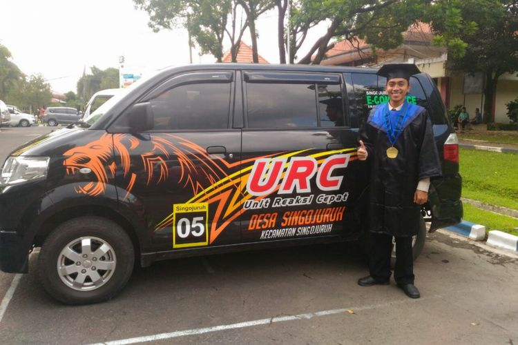 Sukmono warga Desa Singonjuruh sedang foto di depan mobil URC yang mengantarkan dia dan keluarganya wisuda