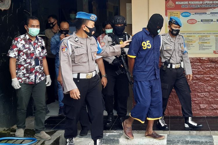 Pelaku E, diduga pembunuh perempuan dalam mobil terbakar diamankan di Mapolres Sukoharjo, Jawa Tengah, Jumat (23/10/2020).