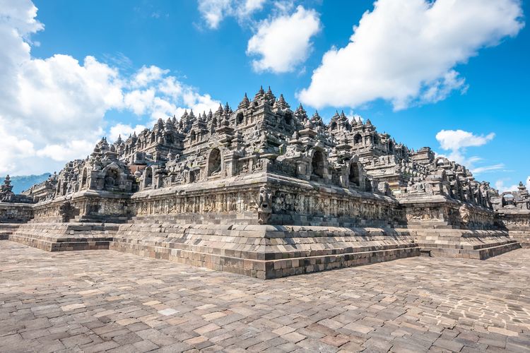 Candi Borobudur terletak di Magelang, Jawa Tengah.