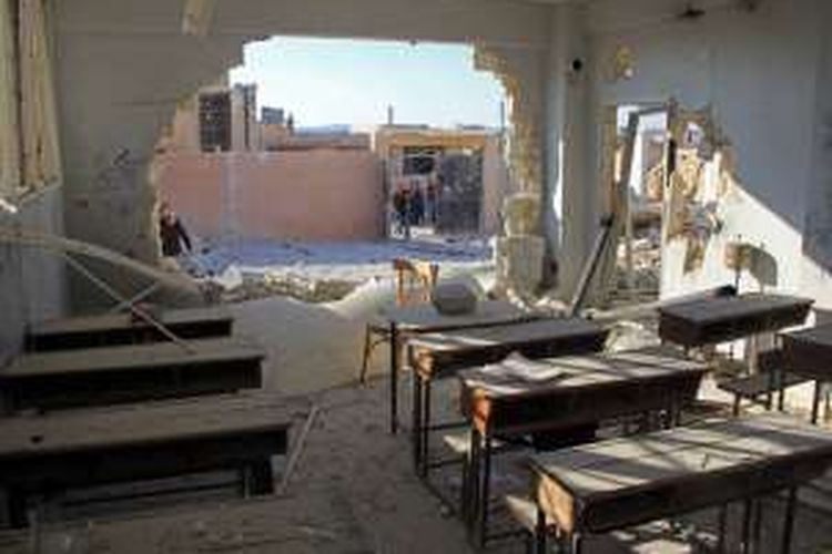Dalam foto ini terlihat kehancuran ruang kelas yang hancur di sebuah sekolah di desa Hass, provinsi Idlib, Suriah setelah dihantam serangan udara yang diduga dilakukan jet tempur Rusia atau Suriah.