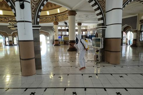 Jelang Idul Fitri, Masjid Agung Purwokerto Disemprot Disinfektan