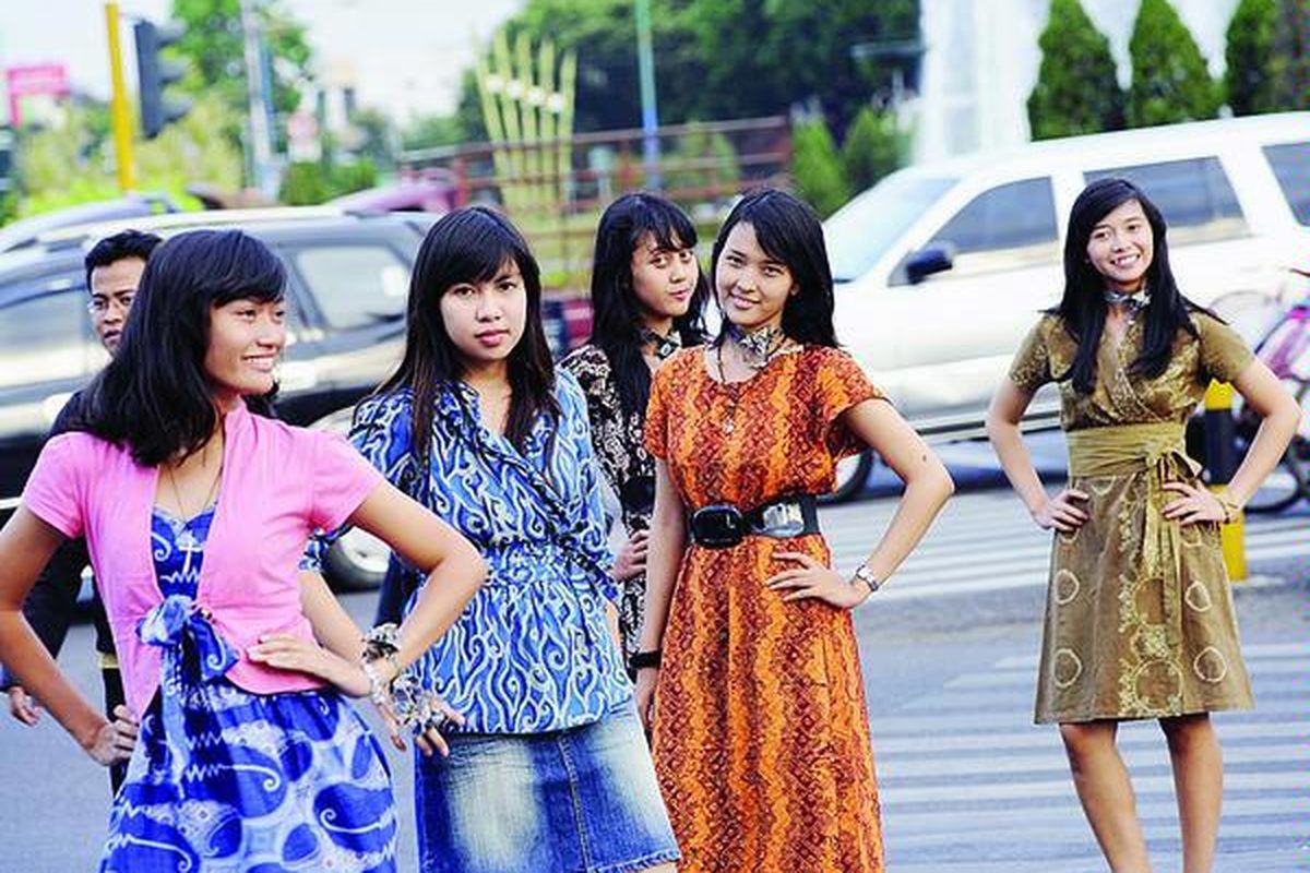 Batik buatan Indonesia lebih nyaman dipakai dan coraknya juga lebih bagus dibanding batik produksi China yang kini mulai masuk Indonesia. 