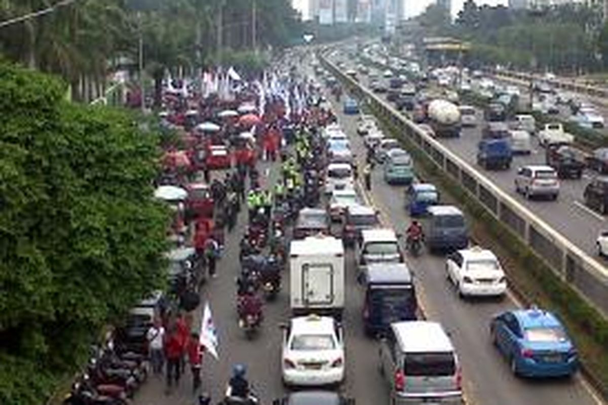 Demo buruh di depan Gedung DPR, Jalan Gatot Subroto, Jakarta Pusat. 