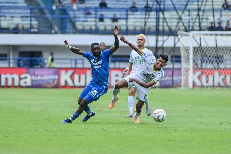 Lev Madinda gelandang Persib (biru) berusaha melepaskan diri dari kawalan pemain Persikabo 1973 dalam pertandingan pekan ke-12 Liga 1 2023-2024 antara Persib vs Persikabo 1973, Sabtu (16/8/2023) di Gelora Bandung Lautan Api (GBLA). 