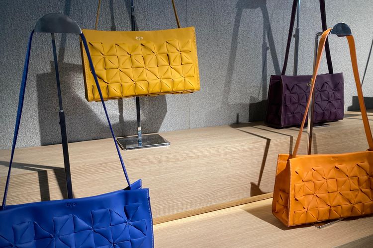 Koleksi Echo Bag dari BYO, jenama tas lokal yang terinspirasi dari kesukaan Tommy akan fiksi ilmiah, di brightspotCITY di Agora Mall, Jakarta Pusat, Selasa (26/5/2026).