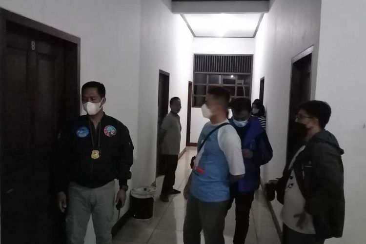 Tim gabungan dari Satpol PP, Dinas Pariwisata dan Kebudayaan serta Dinas Sosial Banjarnegara menggelar razia di sejumlah hotel di Banjarnegara, Jawa Tengah, Jumat (3/12/2021) malam.