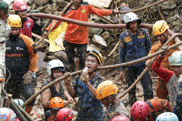 Tim SAR melakukan pencarian dua orang korban tanah longsor di Gang Barjo, Kelurahan Kebon Kalapa, Kecamatan Bogor Tengah, Kota Bogor, Jawa Barat, Jumat (14/10/2022). Sebanyak delapan orang warga Gang Barjo, Kampung Kebon Jahe, Kelurahan Kebon Kalapa, Kecamatan Bogor Tengah, Kota Bogor, tertimbun longsor.