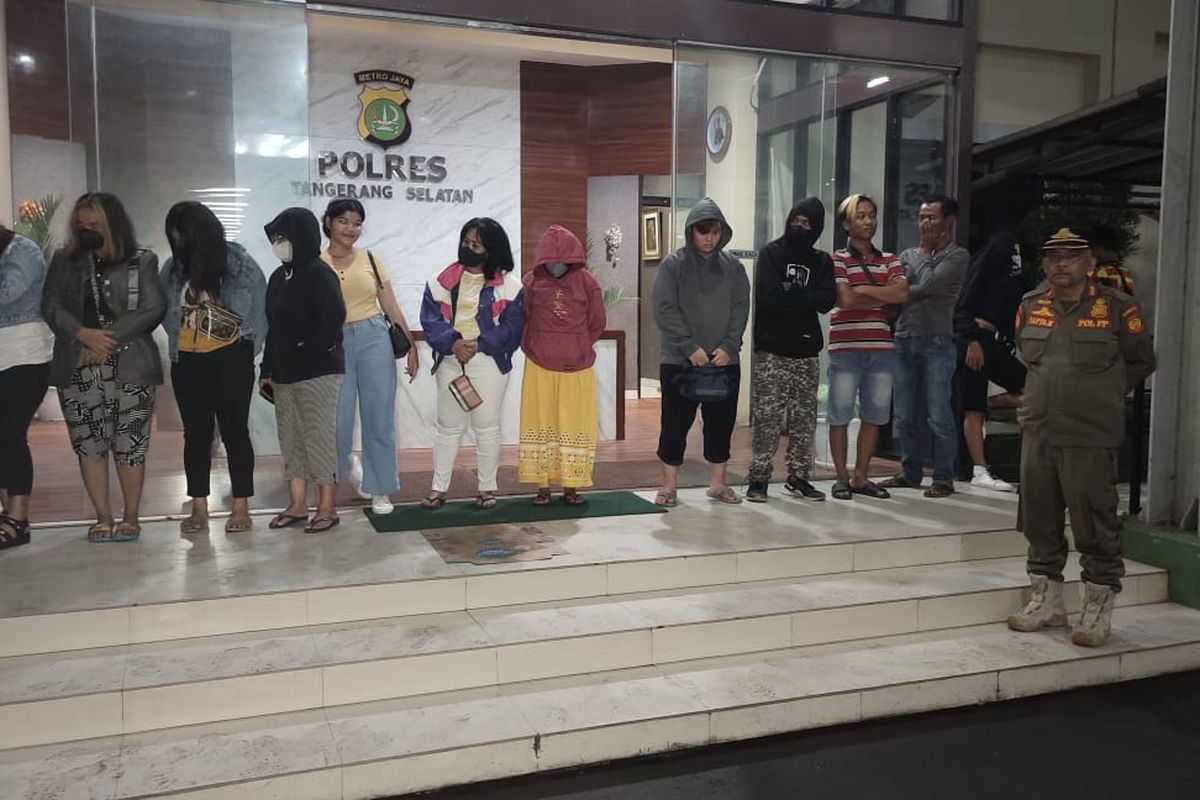 Praktik prostitusi berkedok toko baju di di Paku Jaya, Serpong Utara, Tangerang Selatan berakhir digrebek usai dilaporkan warga yang resah atas keberadaan tempat itu, Sabtu (28/1/2023).