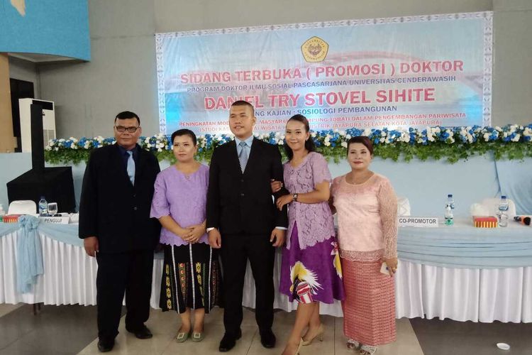 Daniel Sihite, saat berfoto bersama dengan orang tua dan keluarganya, usai mengikuti ujian promosi doktor secara terbuka di Auditorium Universitas Cenderawasih, Kota Jayapura, Papua, Senin (8/8/2022).