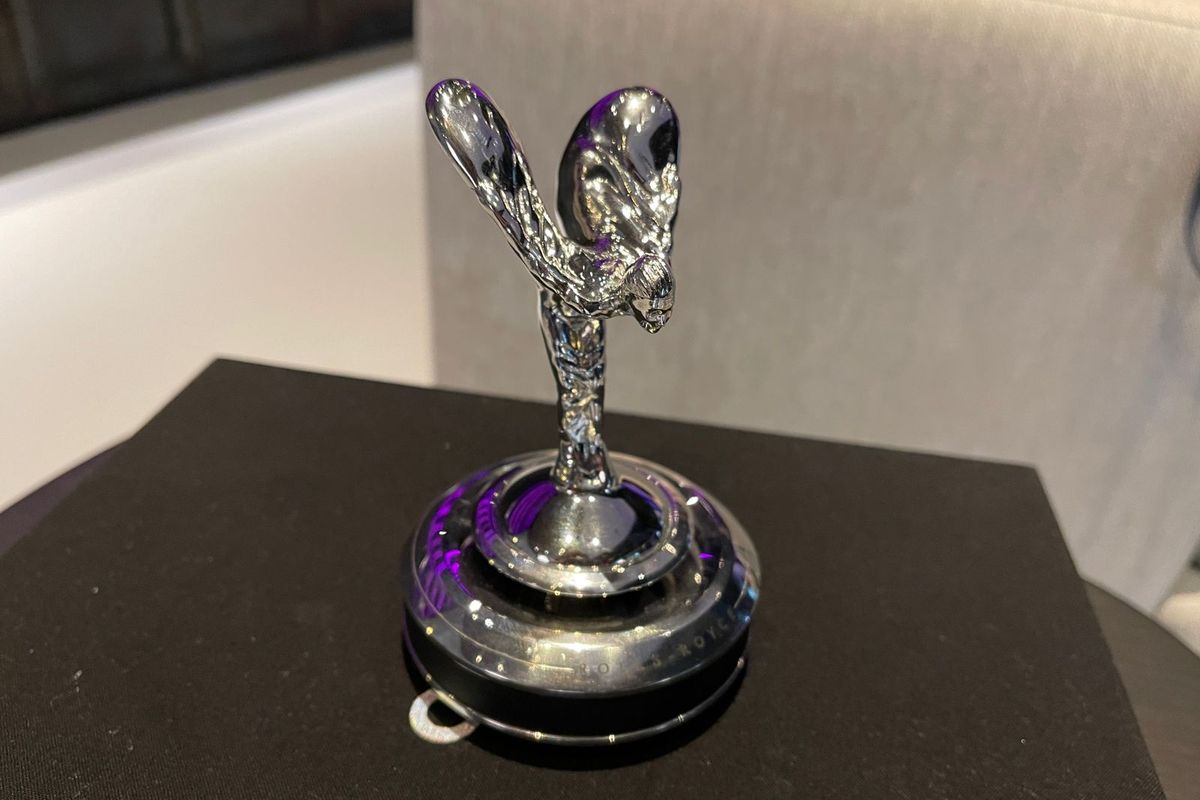 Salah satu lambang kemewahan Rolls Royce itu logo Spirit of Ecstasy, yaitu logo perempuan bersayap yang terdapat di ujung kap mesin mobil Rolls Royce.