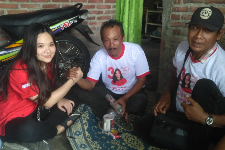 Regina, caleg PDIP Kota Kediri, Jawa Timur, saat menyapa warga dengan mendatangi rumah ke rumah, Sabtu (5/4/2019).