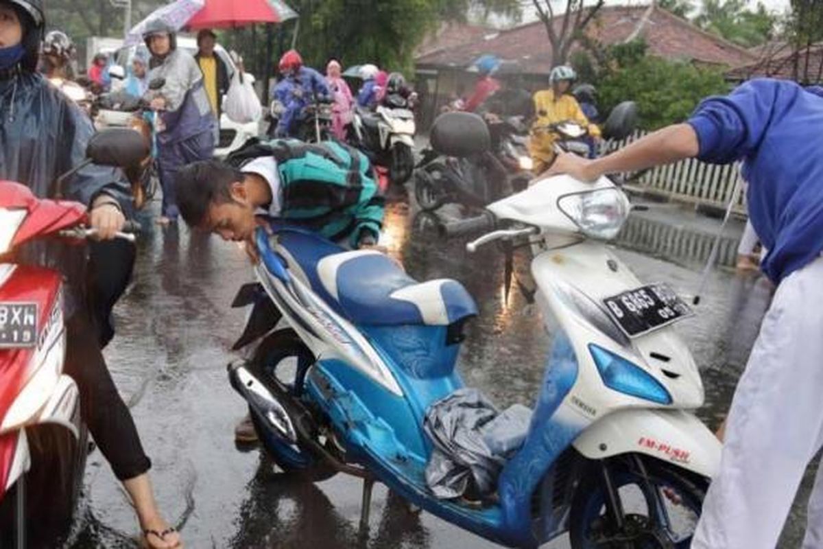 Sejumlah sepeda motor mogok saat melewati banjir di Jalan Budi Jaya, Kebun Jeruk, Jakarta, Senin (9/2/2015). Curah hujan yang tinggi mengakibatkan sejumlah tempat di ibu kota terendam banjir.