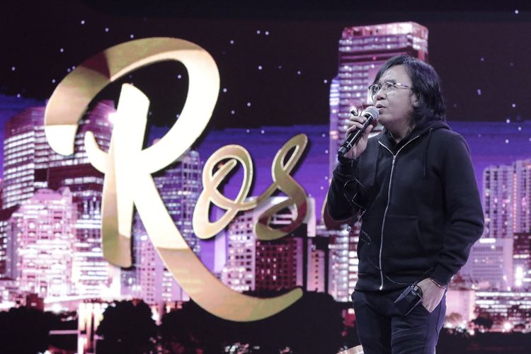 Ari Lasso saat melakukan check sound sebelum program Rosi di Studio 1 Kompas TV, Menara Kompas, Jakarta, Kamis (21/3/2019). Dalam program tersebut Ari Lasso membawakan lagu Tak Harus Sama (Indonesia Jaya).