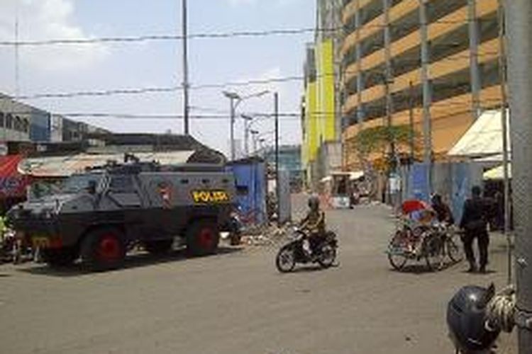 Kendaraan Baracuda disiagakan di sekitar proyek Pasar Turi Surabaya.