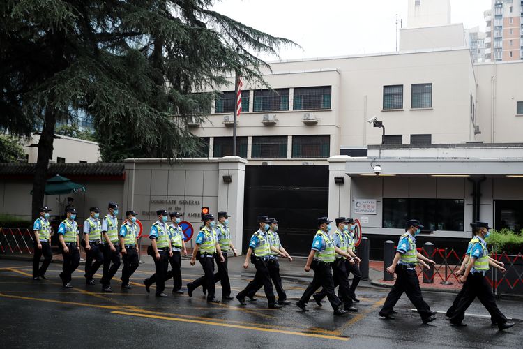 Petugas polisi berbaris melewati Konsulat Jenderal AS di Chengdu, provinsi Sichuan, China 25 Juli 2020