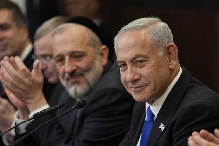 Perdana Menteri Israel yang baru Benjamin Netanyahu (kanan) memimpin rapat kabinet pertama pemerintahan barunya di Yerusalem pada Kamis (29/12/2022).
