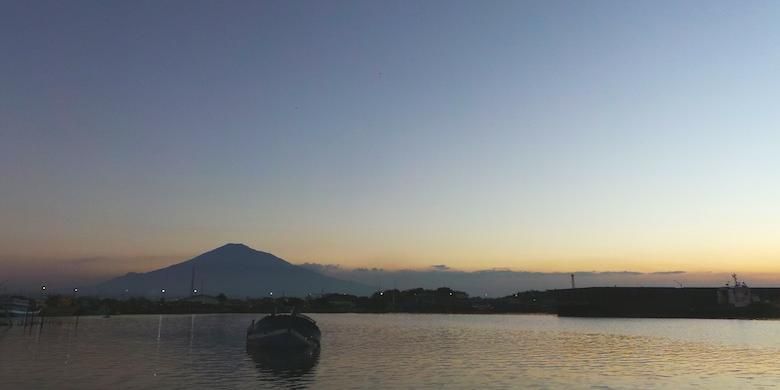 Gunung Ciremai di sisi selatan Pantai Kejawanan, Cirebon, Jawa Barat, Jumat (26/6/2015). Saat berkunjung ke Pantai Kejawanan, wisatawan dapat memotret gunung tertinggi di Jawa Barat ini. 