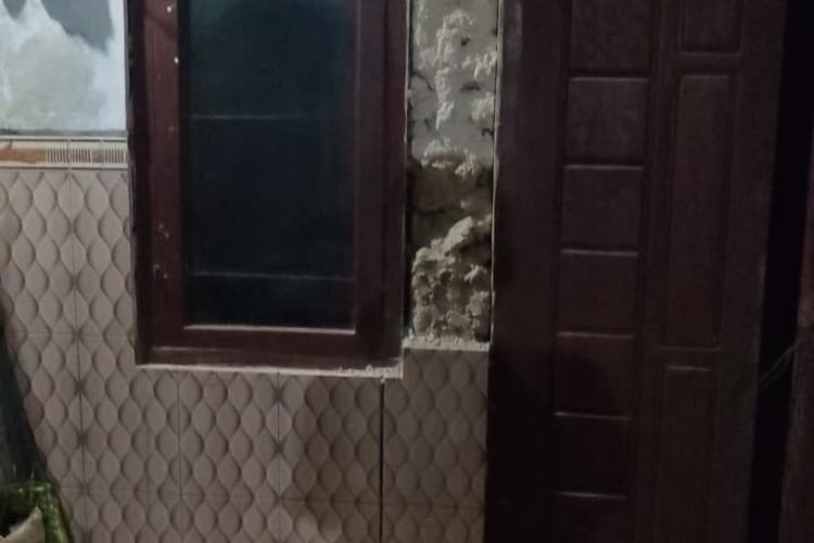 Tembok rumah yang mengelupas di wilayah kecamatan Nonggunong, Pulau Sepudi, Sumenep. 