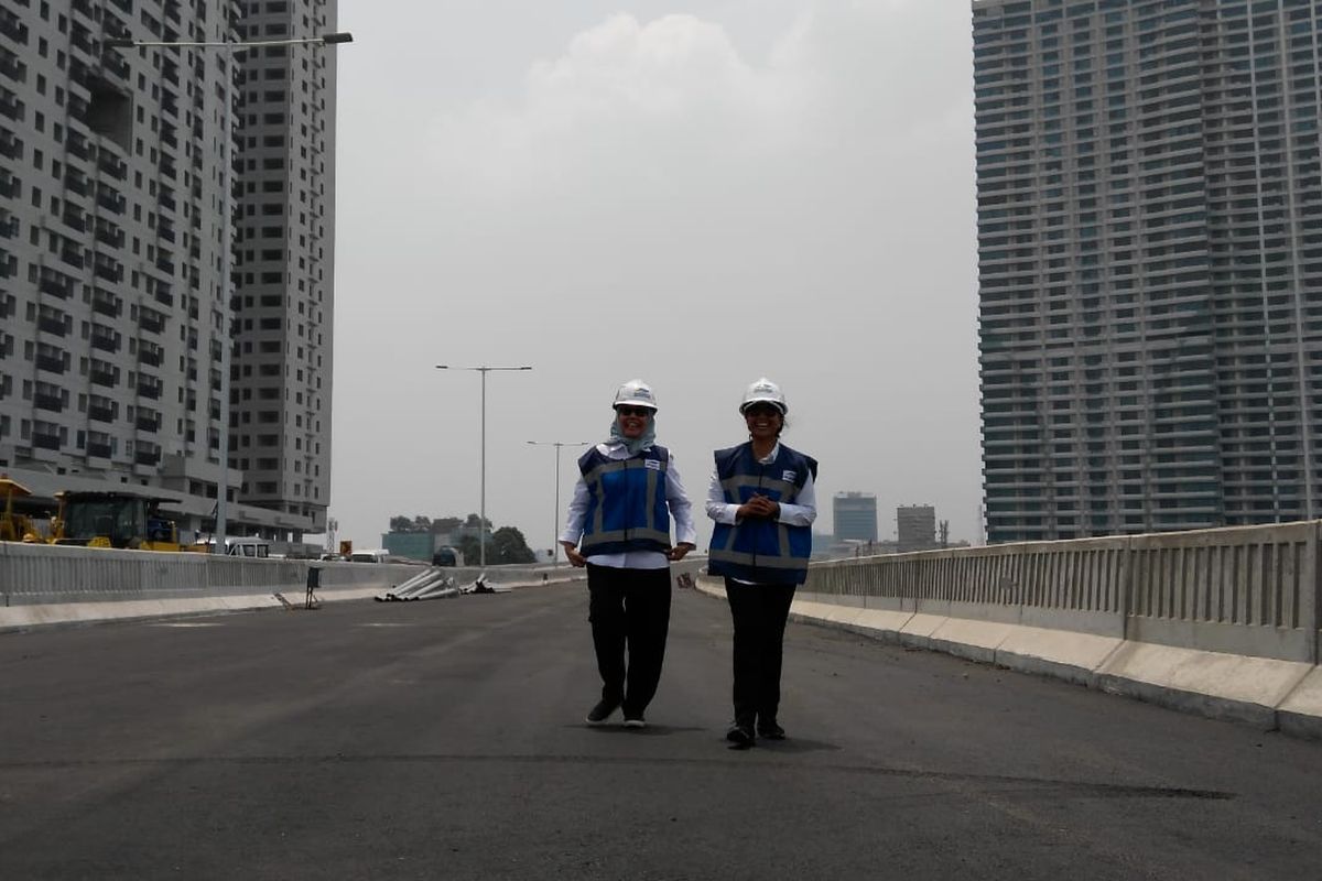 Menteri BUMN Rini M Soemarno meninjau Proyek Tol Layang Jakarta-Cikampek II (Elevated) didampingi Direktur Utama PT Jasa Marga (Persero) Tbk Desi Arryani, Senin (30/9/2019)