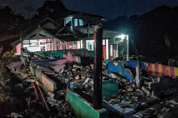Dua rumah di Bandung Barat ambruk akibat pergerakan tanah, Senin (6/6/2022).