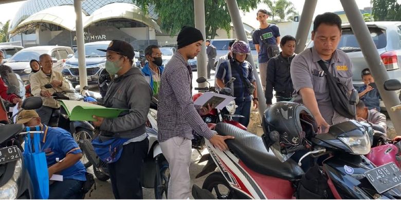 Pemerintah Provinsi (Pemprov) Jawa Barat (Jabar) melalui Badan Pendapatan Daerah (Bapenda) Jabar kembali meluncurkan program pemutihan bea balik nama kendaraan (BBNKB) dan pajak kendaraan bermotor (PKB) mulai 3 Juli 2023 hingga 31 Agustus 2023.