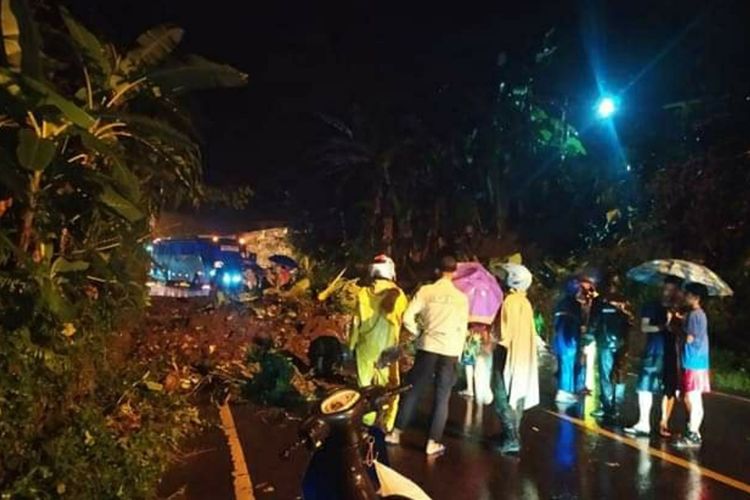 Longsor menutup jalan nasional di Desa Bandingan, Kecamatan Sigaluh, Kabupaten Banjarnegara, Jawa Tengah, Selasa (2/12/2020).