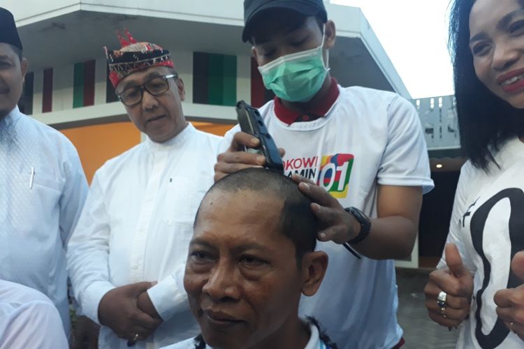 Relawan Jokowi-Maruf Amin di Surabaya cukur gundul, Rabu (17/4/2019)